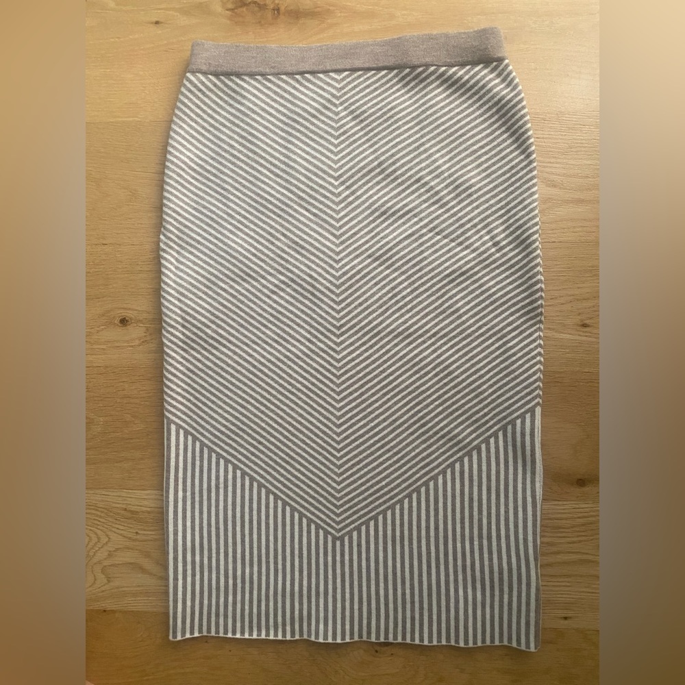 Brand new Tahari fitted striped wool skirt, size M. No tags but never worn.